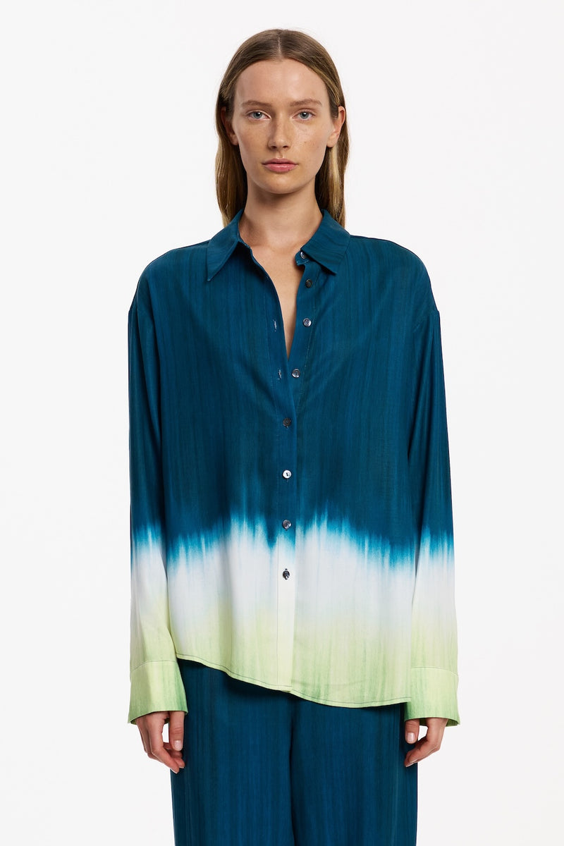 D1-SS251086T-PRT_VILTE_SHIRT-PETROL_GRADIENT-1