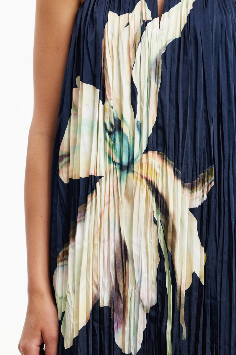 D3-SS250769D_LILIAN_MAXI_DRESS-MIDNIGHT_LILIUM-4_cc5ec237f79e4e349fe41c674284c857